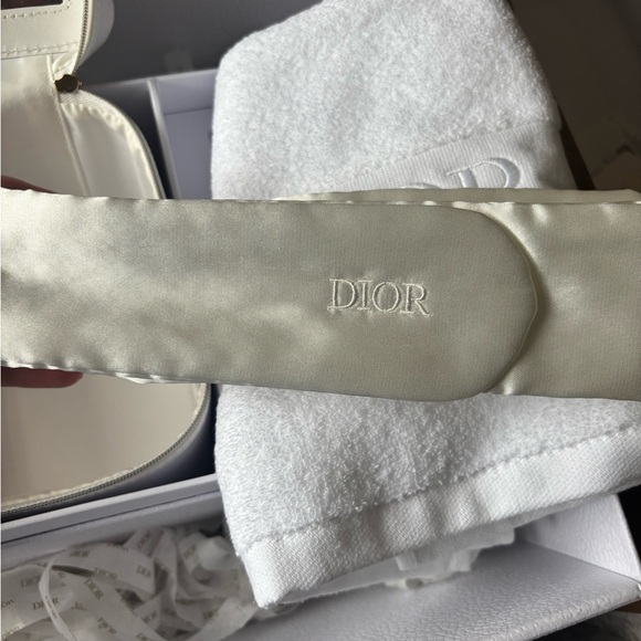 Dior Beauty Platinum gift- train case, head band, hand towel - Picture 11 of 13